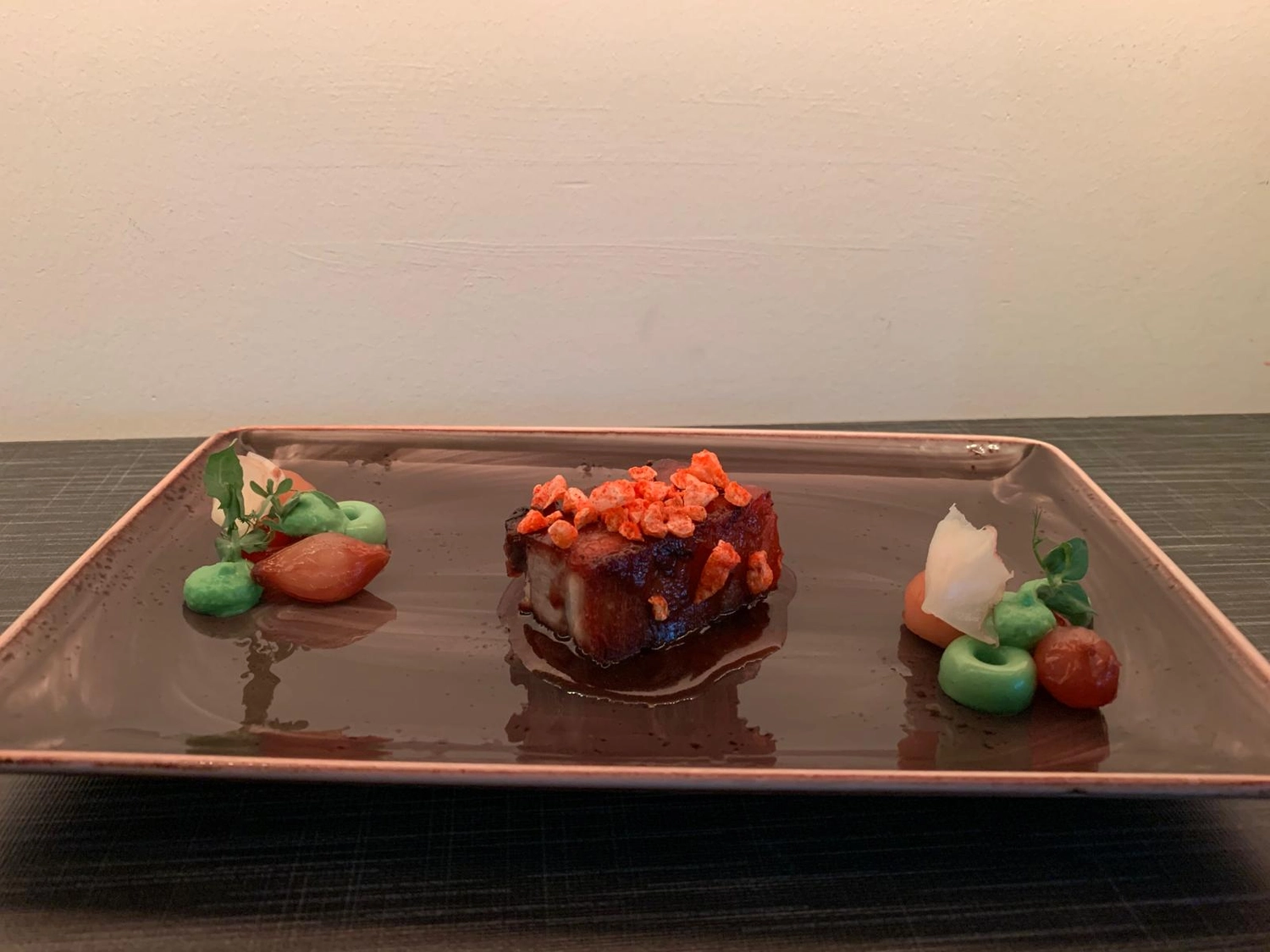 Neuling Weinbar – Gastronomie – Dieses Gericht scheint ein langsam gegarter Schweinebauch zu sein, der häufig in der gehobenen Gastronomie, wie beispielsweise im spanischen Restaurant Novodabo, serviert wird.